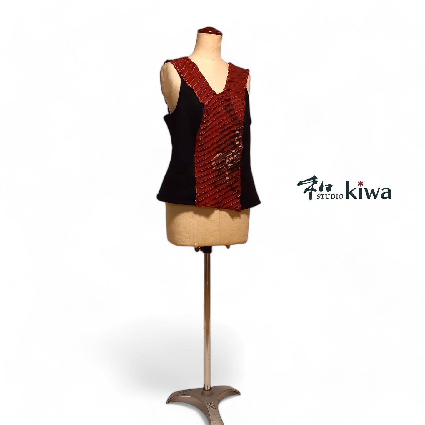 トップス　　スラッシュキルトタンクトップ　小紋　唐紅渦のスラッシュキルトタンクトップ