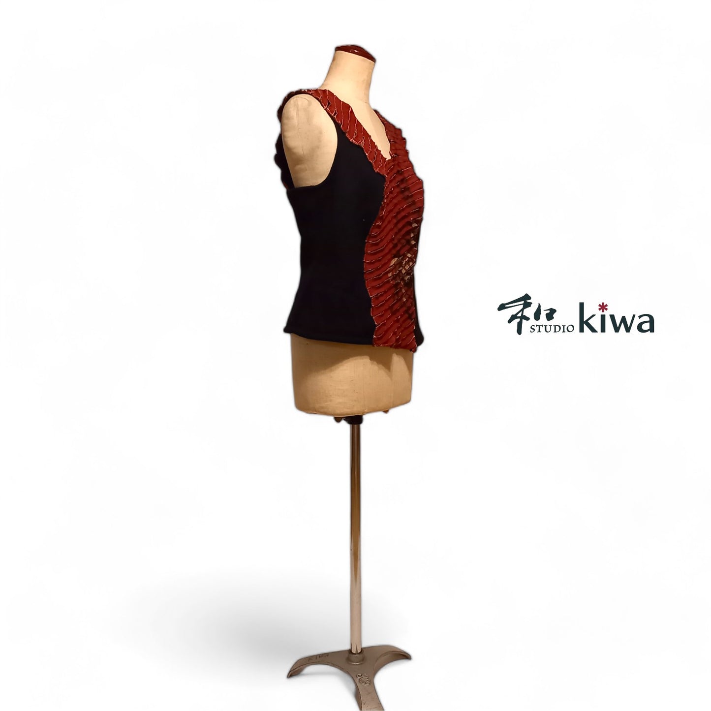 トップス　　スラッシュキルトタンクトップ　小紋　唐紅渦のスラッシュキルトタンクトップ