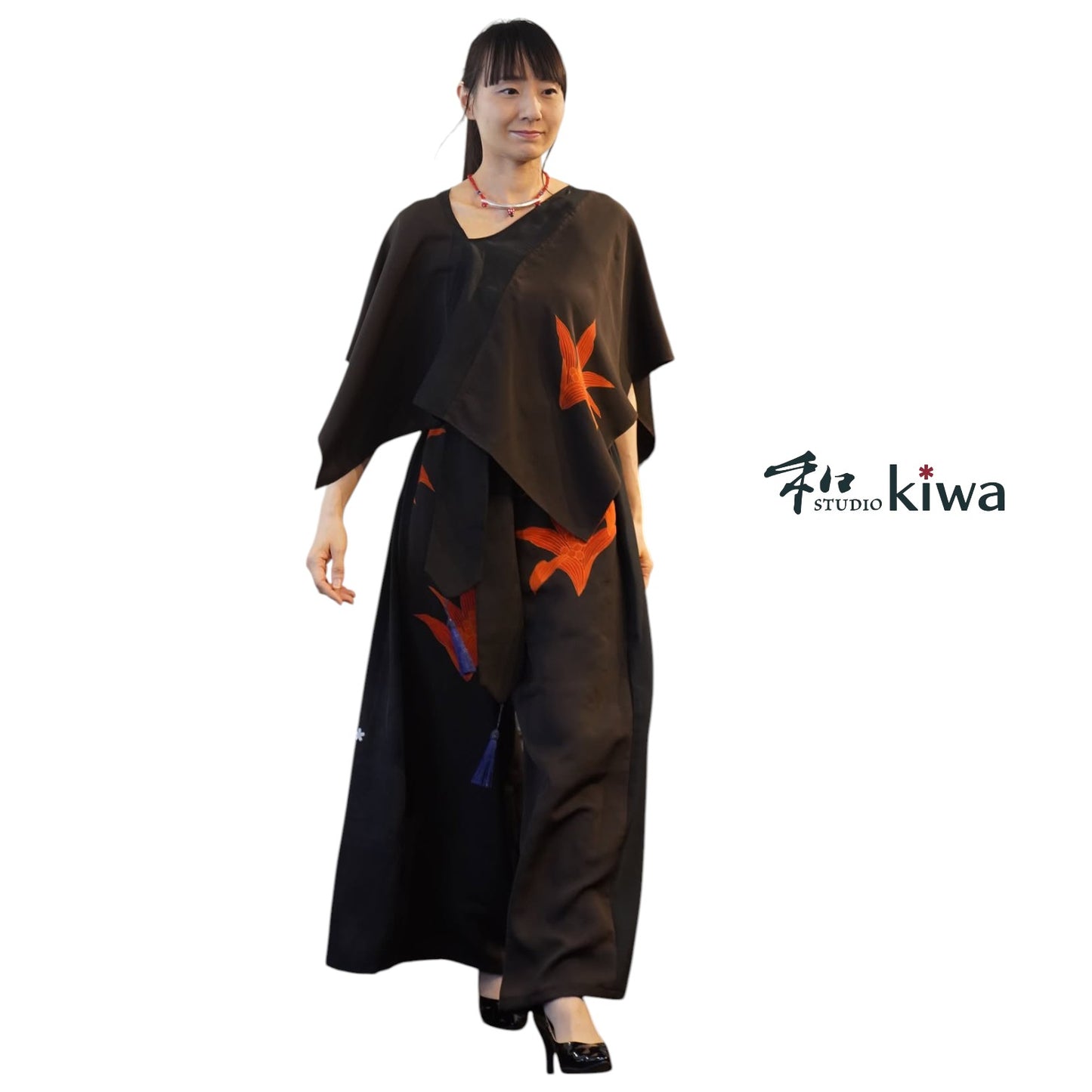 コレクションドレス　　ポンチョ　パンツ　セットアップ　羽織　黒紋付　オレンジ花柄のセットアップ