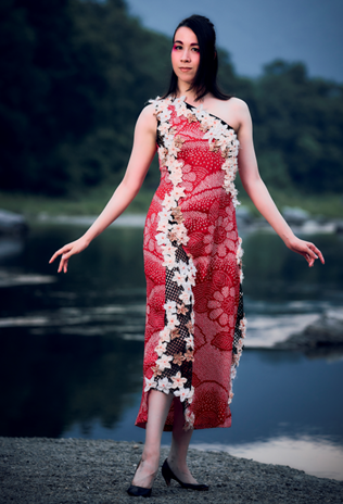 003 唐紅の絞染めドレス「さくら」
“Kara-kurenai” shibori-dyed dre「Sakura」
